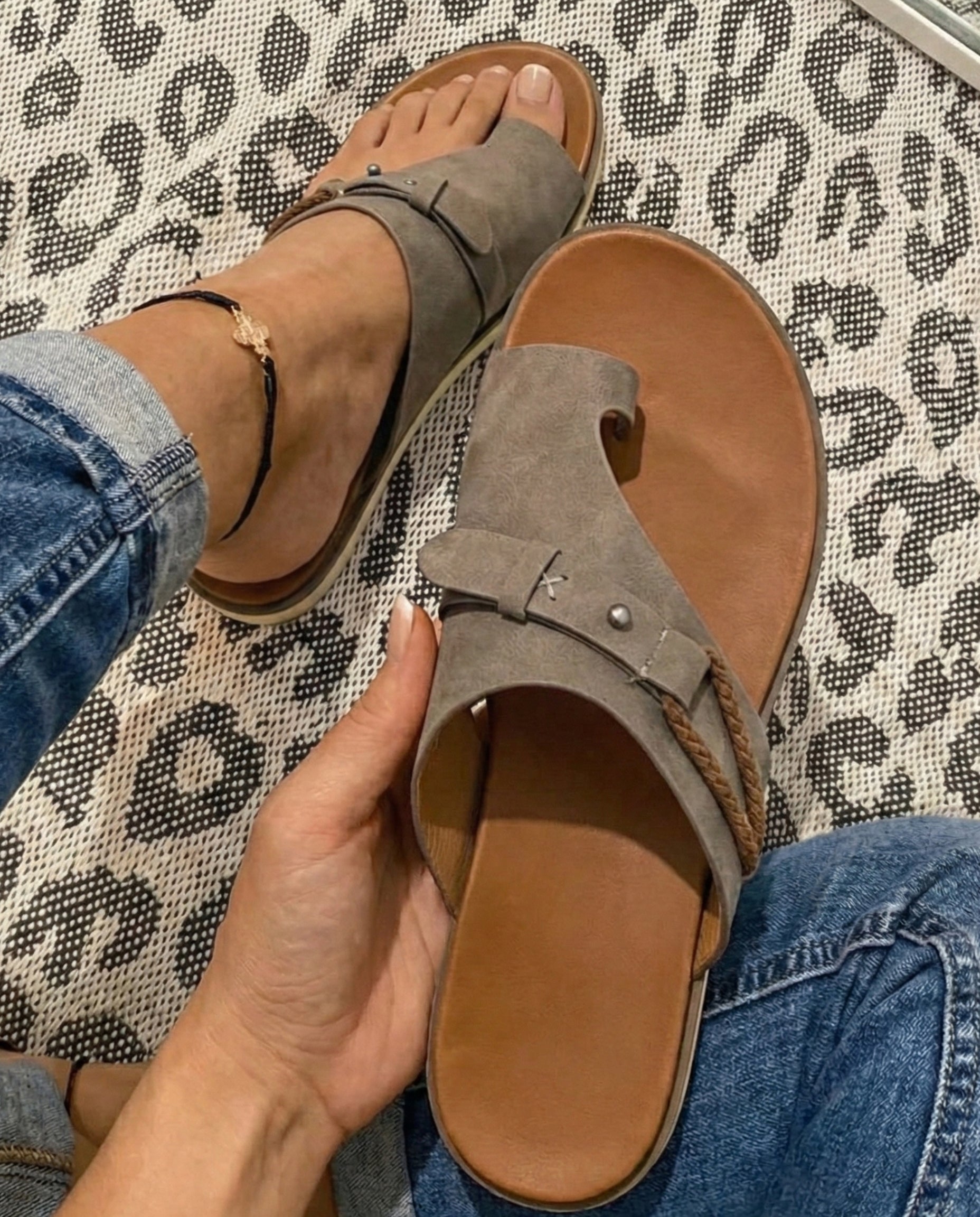 Women’s Flat Toe Loop Sandals